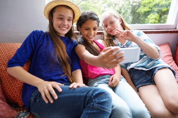 Catturare Vera Amicizia Gruppo Amici Adolescenti Che Fanno Selfie Insieme — Foto Stock