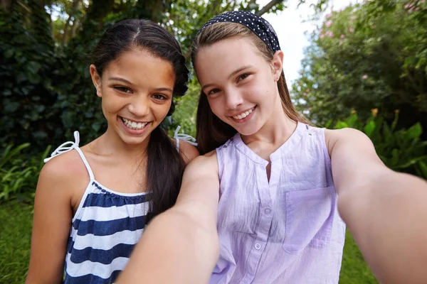 Salir Con Mejor Amiga Dos Amigas Jóvenes Tomando Una Selfie —  Fotos de Stock