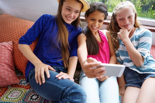 Haciendo Muchos Recuerdos Felices Grupo Amigos Adolescentes Tomando Una Selfie —  Fotos de Stock
