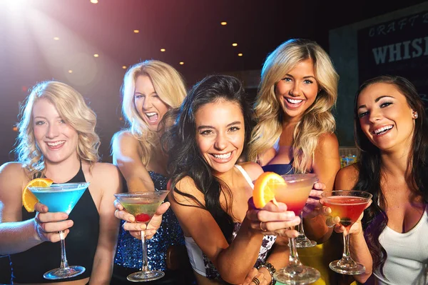 Göra Det Bästa Damernas Kväll Unga Kvinnor Dricker Cocktails Nattklubb — Stockfoto