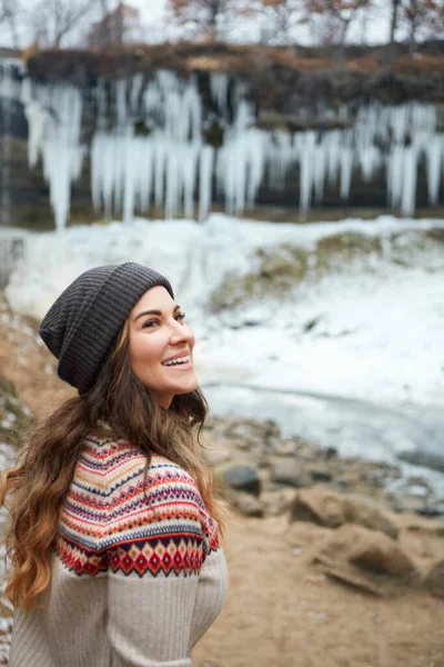 Desfrutar Pouco Tempo Inverno Uma Jovem Mulher Atraente Passar Dia — Fotografia de Stock