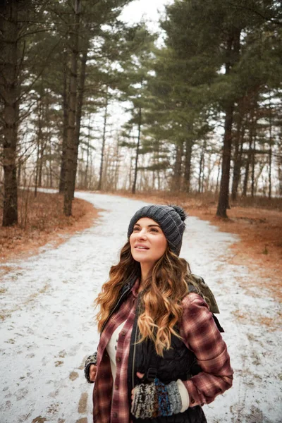 Vaguear Pelo Inverno Uma Jovem Mulher Caminhando Deserto Durante Inverno — Fotografia de Stock