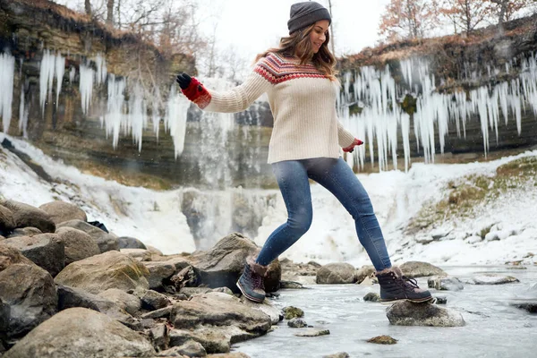 Saltando Seu Caminho Através Inverno Tiro Comprimento Total Uma Jovem — Fotografia de Stock