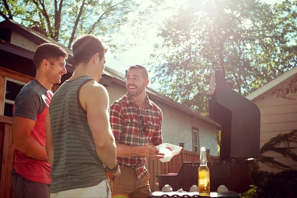 Het Bbq Tijd Een Groep Vrienden Die Buiten Een Barbecue — Stockfoto
