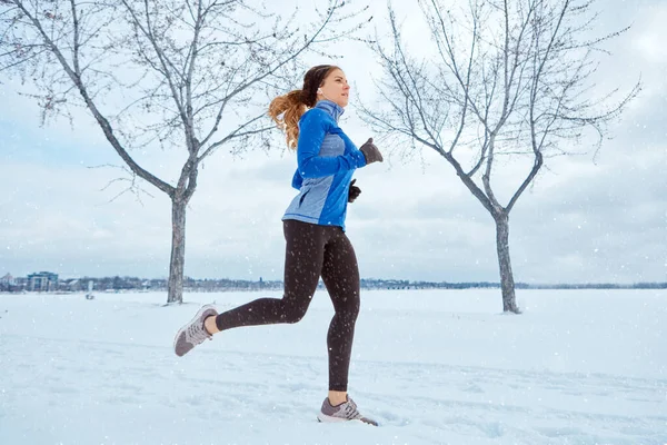 Karda Koşmak Biraz Daha Çalışma Gerektirir Karda Koşarken Kalın Giysiler — Stok fotoğraf