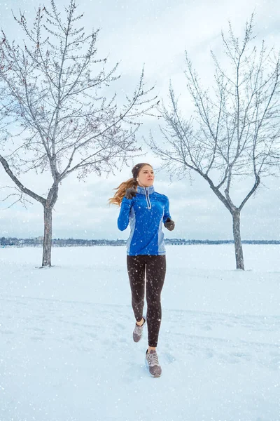 Yaz Vücutları Kışın Yapılır Karda Koşarken Kalın Giysiler Giyen Bir — Stok fotoğraf