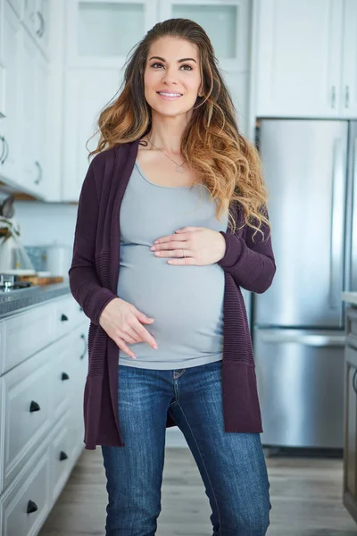 Myslet Budoucnost Atraktivní Mladá Těhotná Žena Stojící Své Kuchyni Doma — Stock fotografie