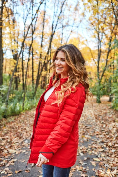 Outono Melhor Época Uma Jovem Mulher Atraente Floresta Durante Outono — Fotografia de Stock
