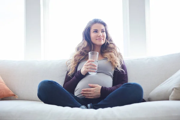 Agua Importante Durante Embarazo Largura Completa Una Atractiva Joven Embarazada — Foto de Stock
