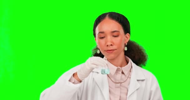 Nauka Zapach Kobieta Pachnąca Zielonym Tle Ekranu Studio Dla Bezpieczeństwa — Wideo stockowe