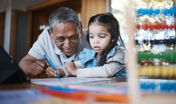 Öğrenme Çizim Evde Ders Çalışmak Için Bir Kızla Büyükbaba Ödevi — Stok fotoğraf