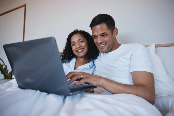 Aşk Dizüstü Bilgisayar Mutlu Çift Yataklarında Dinlenir Kaynaşırlar Evlerinde Film — Stok fotoğraf