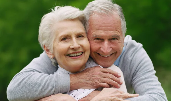 Kedvesem Örökké Egy Boldog Nyugdíjas Pár Egy Romantikus Napot Tölt — Stock Fotó