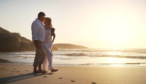 日落使我想起我们初次见面的时间 一对深情的老夫妇在日落时分沿着海滩散步时的全景照片 — 图库照片