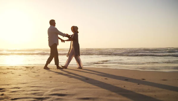 一緒に踊ってくれないか 夕日のビーチで一緒に踊る愛情のあるシニアカップルの完全な長さのショット — ストック写真