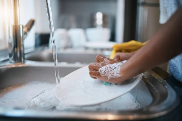 Hände Spüle Und Geschirr Waschen Mit Einer Person Der Küche — Stockfoto