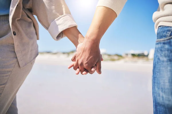 사랑하고 해변을 산책하는 데이트를 애정어린 남녀가 신뢰를 바다를 — 스톡 사진