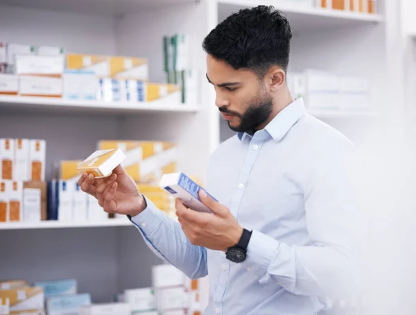 Farmácia Medicina Homem Com Pílulas Leitura Rótulo Para Medicação Prescrição — Fotografia de Stock