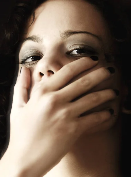 双手放在嘴上 带着焦虑 秘密和虐待的妇女身上 伴随着创伤 精神健康和沉默 面部覆盖 女性或有疼痛 意识的模特或有恐惧和问题的受害者 — 图库照片