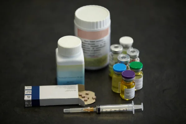 Medikamentenbehälter Tabletten Und Eine Spritze Oder Nadel Auf Einem Tisch — Stockfoto