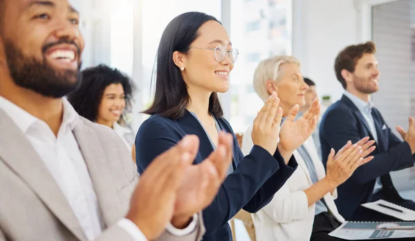 Ευτυχές Κοινό Ποικιλομορφία Επιχειρηματίες Χειροκροτήματα Για Την Εμπορική Επιτυχία Δείχνουν — Φωτογραφία Αρχείου