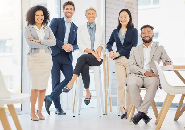 誇りと椅子の目標のためのオフィスでのビジネスの人々のチーム 幸せと肖像画 専門家 多様性と男性と女性のグループは成功のために笑顔 会社の使命と幸福 — ストック写真
