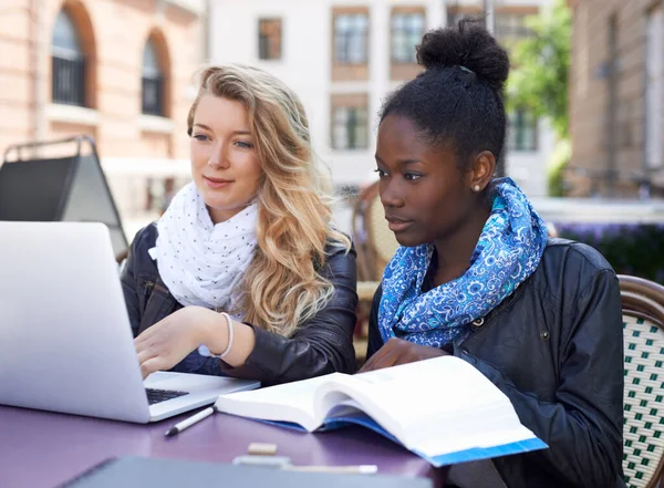 Kvinna Vänner Och Studenter Studerar Laptop Med Bok Tillsammans För — Stockfoto
