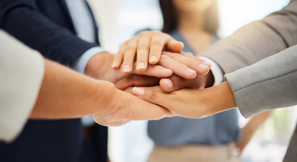 Υποστήριξη Συνεργασία Των Επιχειρηματιών Και Χέρια Στοιβάζονται Συνεργασία Αλληλεγγύης Εμπιστοσύνης — Φωτογραφία Αρχείου