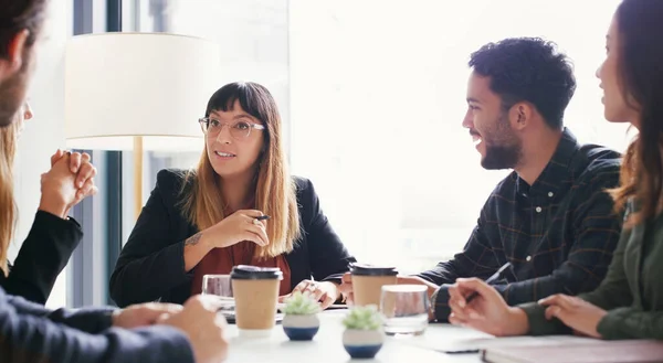Discutindo Seu Plano Mestre Grupo Empresários Que Têm Uma Reunião — Fotografia de Stock