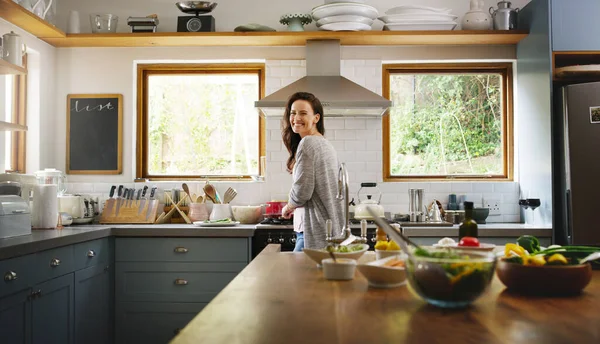 Портрет Привлекательной Молодой Женщины Улыбающейся Время Приготовления Пищи Кухне Дома — стоковое фото
