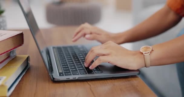 Handen Van Persoon Laptop Thuis Studeren Met Elearning Sociale Media — Stockvideo