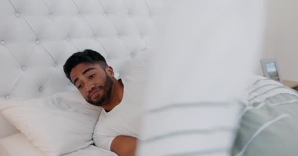 Hombre Estiramiento Despertar Dormitorio Del Sueño Siesta Descanso Cómodo Mañana — Vídeo de stock