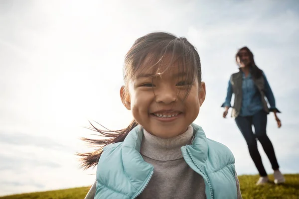 Oyun Zamanı Geldiğinde Hep Gülümser Çekici Bir Genç Kadın Kızı — Stok fotoğraf