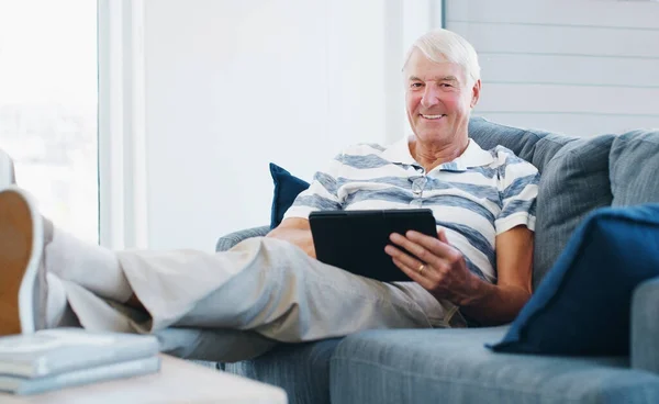 Jubilación Era Digital Hombre Mayor Usando Una Tableta Digital Sofá —  Fotos de Stock