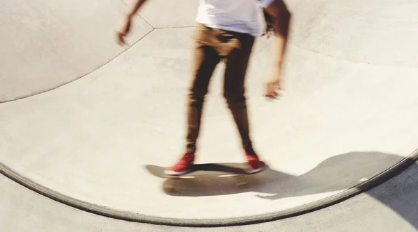 Equilíbrio Fundamental Tudo Vida Homem Irreconhecível Fazendo Truques Seu Skate — Fotografia de Stock