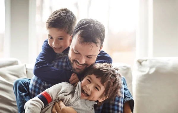 Birlikte Oynayan Aile Bir Arada Kalır Evde Babalarıyla Eğlenen Iki — Stok fotoğraf