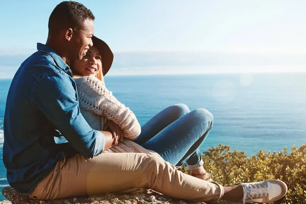世界から私たち自身の小さな隠れ家 幸せなカップルが岩の上に座って海の景色を楽しみ — ストック写真