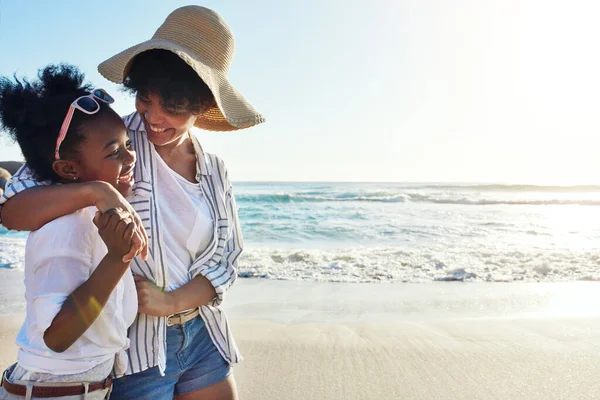 Apreciază Lucrurile Simple Din Viață Fetiță Adorabilă Distrează Mama Plajă — Fotografie, imagine de stoc
