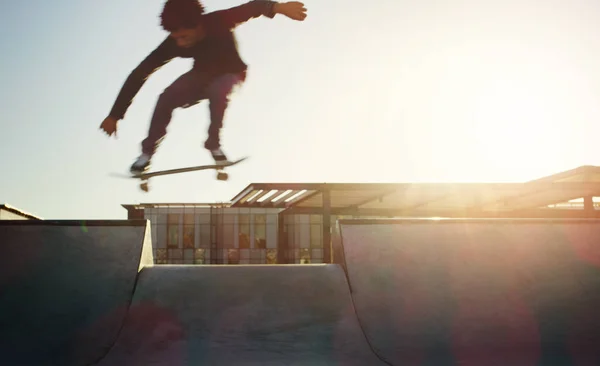 Летим Воздух Полный Снимок Молодого Человека Делающего Трюки Скейтборде Скейт — стоковое фото