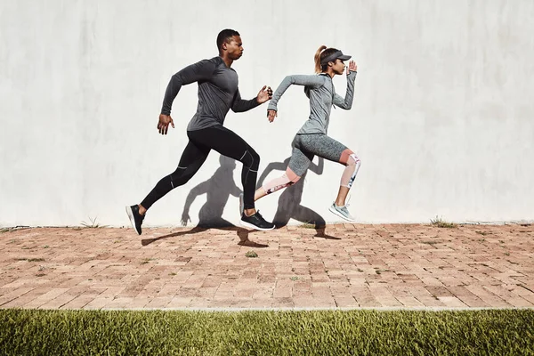 在健康的路上 两名年轻的运动青年在穿过公园的小径上奔跑的全景镜头 — 图库照片