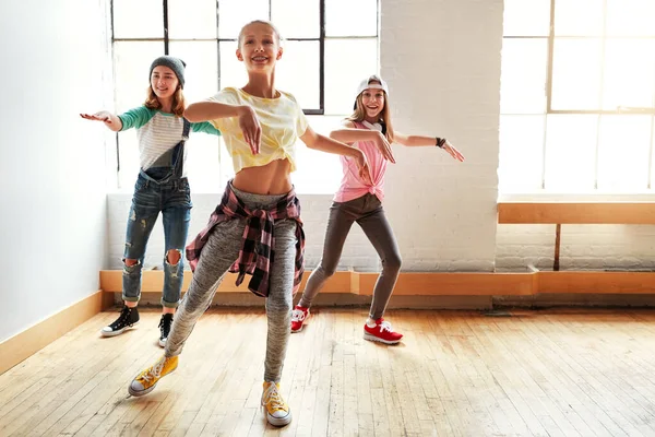 Vamos Fazer Nossa Rotação Sincronizada Meninas Dançando Estúdio Dança — Fotografia de Stock