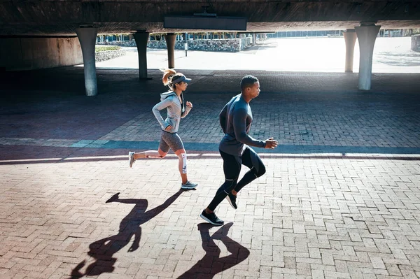 Aktif Olmak Birlikte Aldıkları Bir Karardı Şehirde Koşuşturan Iki Genç — Stok fotoğraf