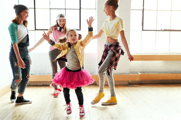 ダンスを通して自分自身を表現する ダンススタジオで踊る若い女の子たち — ストック写真