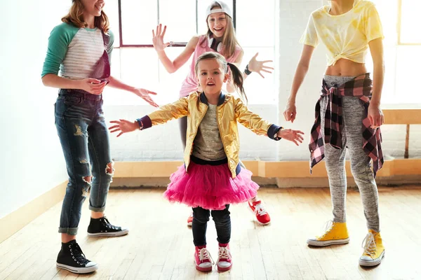Μαθαίνοντας Στο Μικρό Πώς Χοροπηδάει Νεαρά Κορίτσια Που Χορεύουν Μια — Φωτογραφία Αρχείου