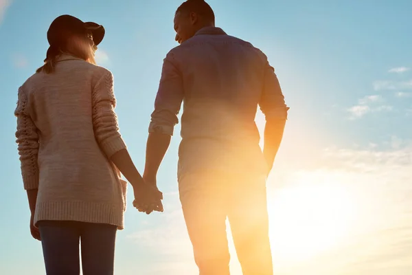 日没ごとに一緒に過ごしましょう 屋外で手を取り合って幸せな若いカップルのレビューショット — ストック写真