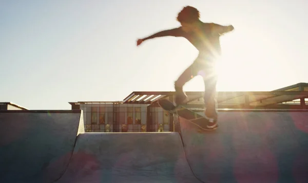 Melhorar Pouco Coisas Filmagem Completa Jovem Fazendo Truques Seu Skate — Fotografia de Stock