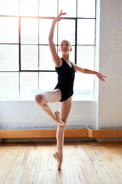 別の日 別の嘘 ダンススタジオでバレエを練習している少女が — ストック写真