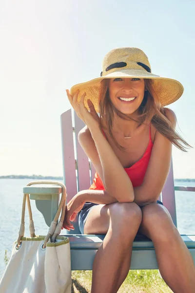 Mutlu Olduğum Yerdeyim Güneşin Altında Gölün Yanındaki Sandalyede Otururken Şapka — Stok fotoğraf