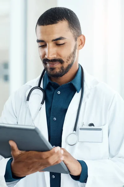 Tecnologia Ponta Para Pesquisa Médica Ponta Jovem Médico Usando Tablet — Fotografia de Stock