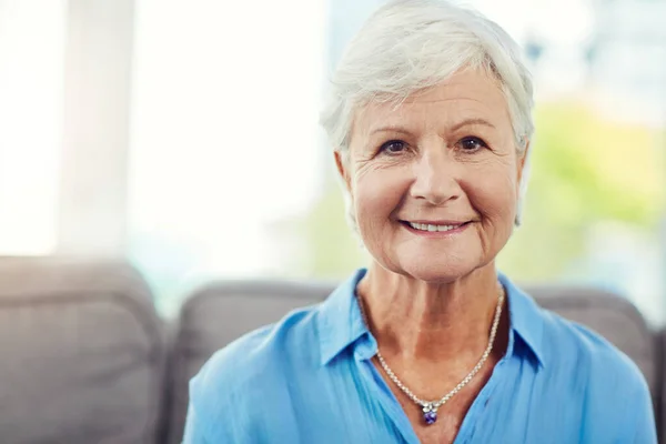 Jag Njuter Min Pension Beskuret Porträtt Äldre Kvinna Som Sitter — Stockfoto